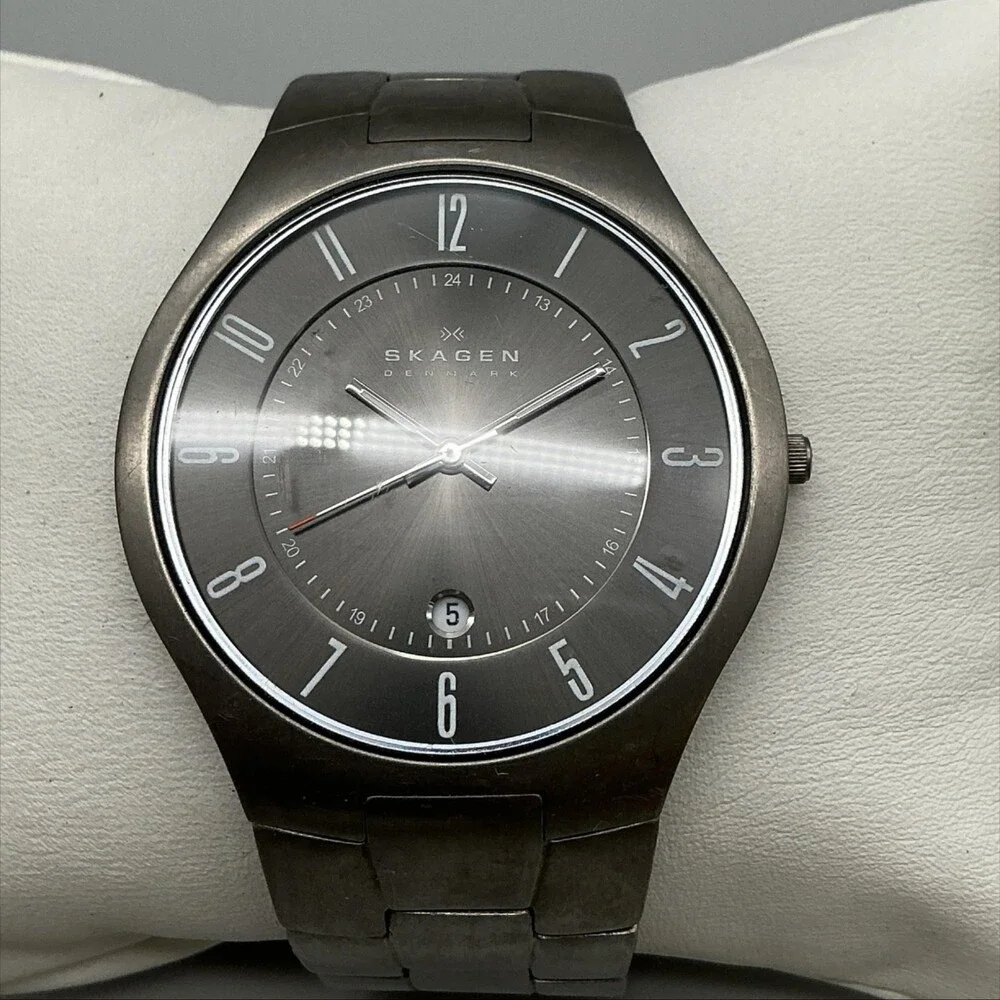 Skagen 801XLTKM Mens Watch 40mm Gray Black Dial Titanium New Battery 6.75